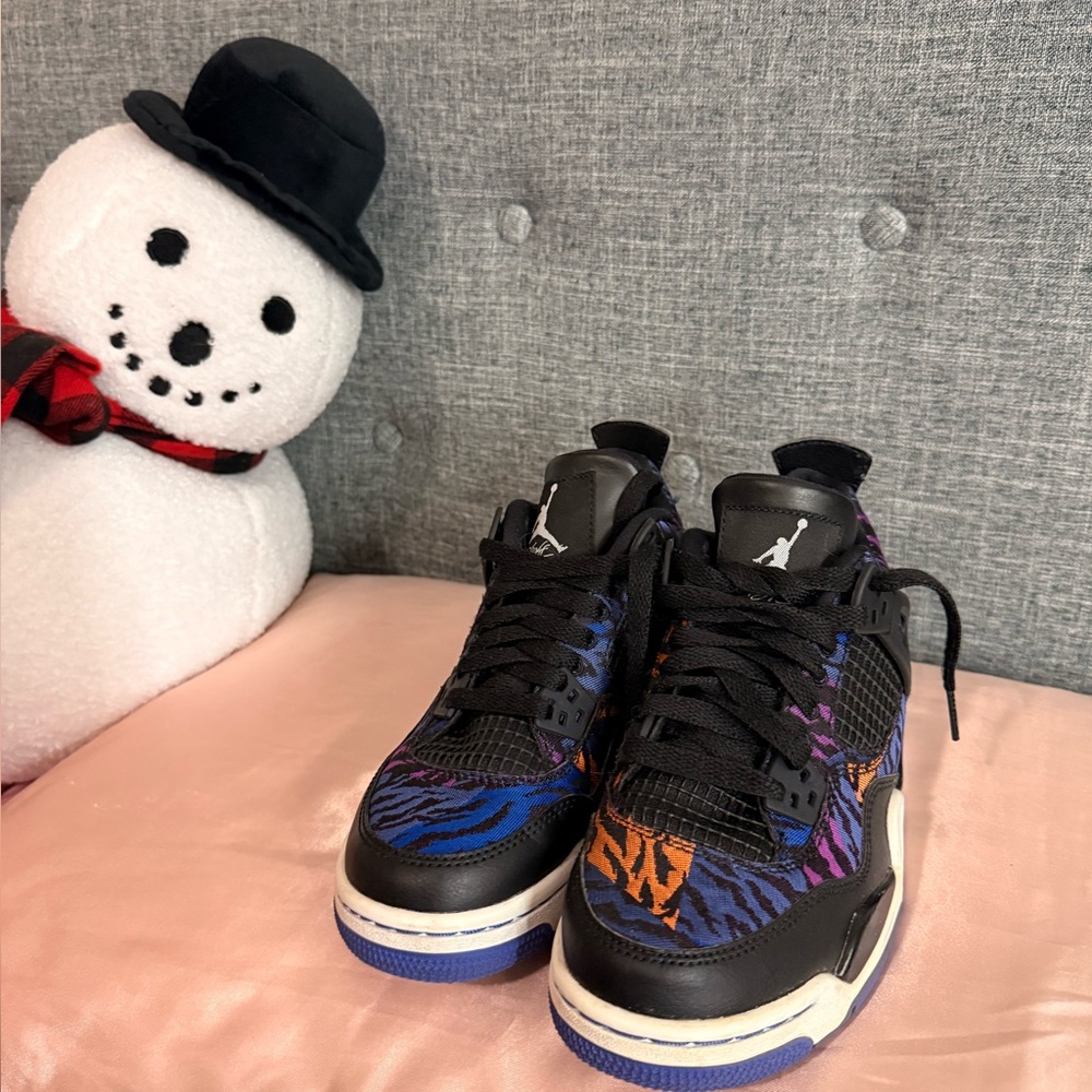 Nike Jordan 4 Retro Black Rush Violet (GS)  size 4
Like new